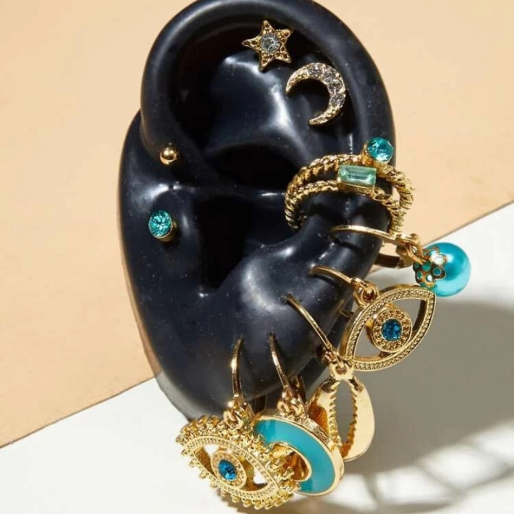 Earring , eye and she’ll decor erring